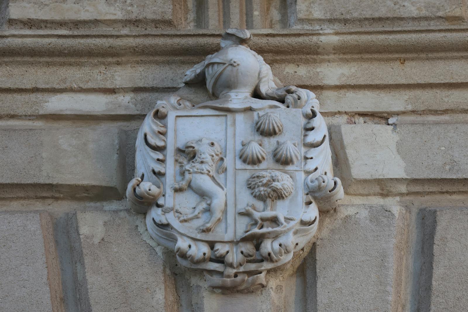 Blason médiéval sculpté dans la pierre, héraldique régionale française