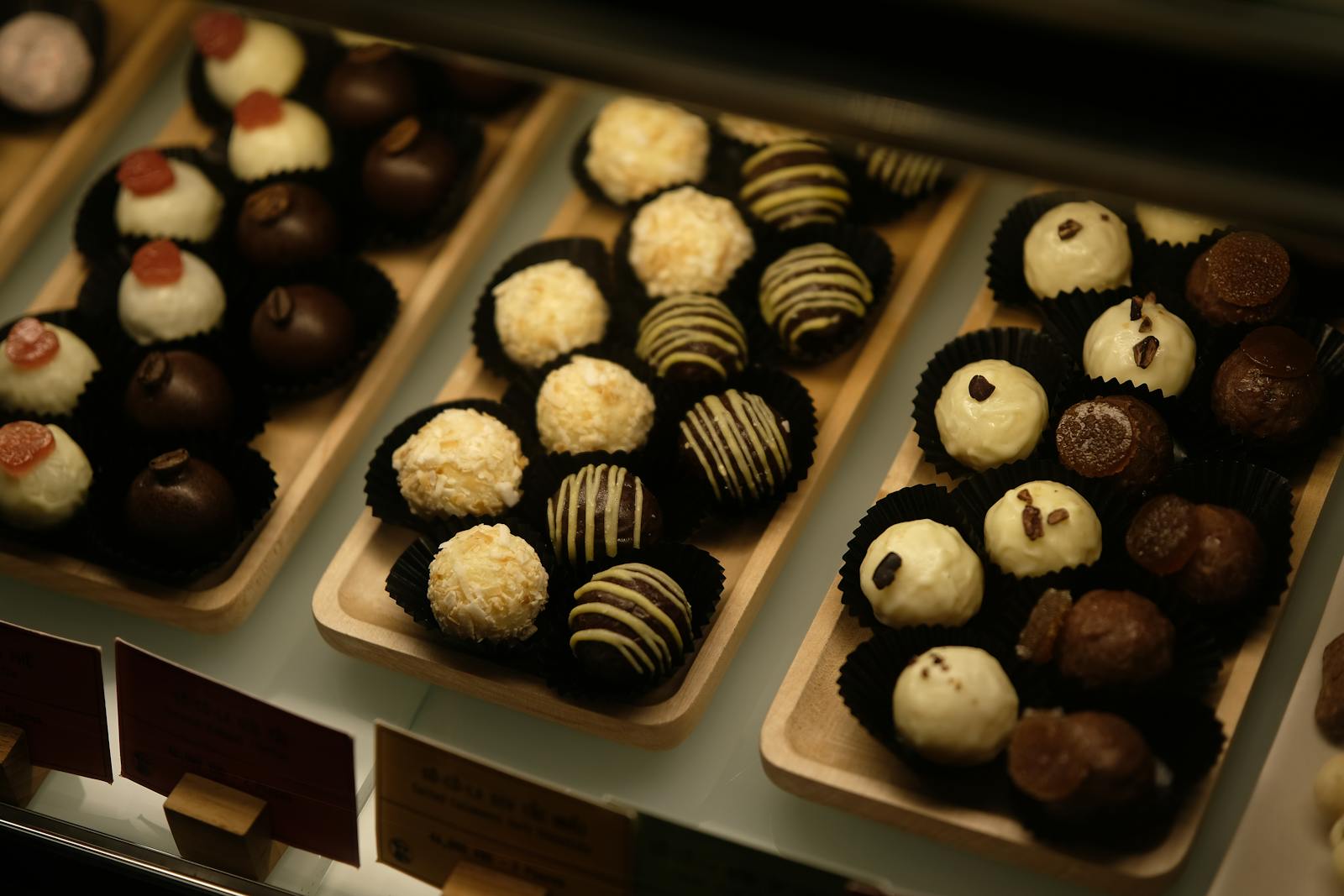 Chocolats artisanaux disposés sur un plateau en bois dans une chocolaterie traditionnelle