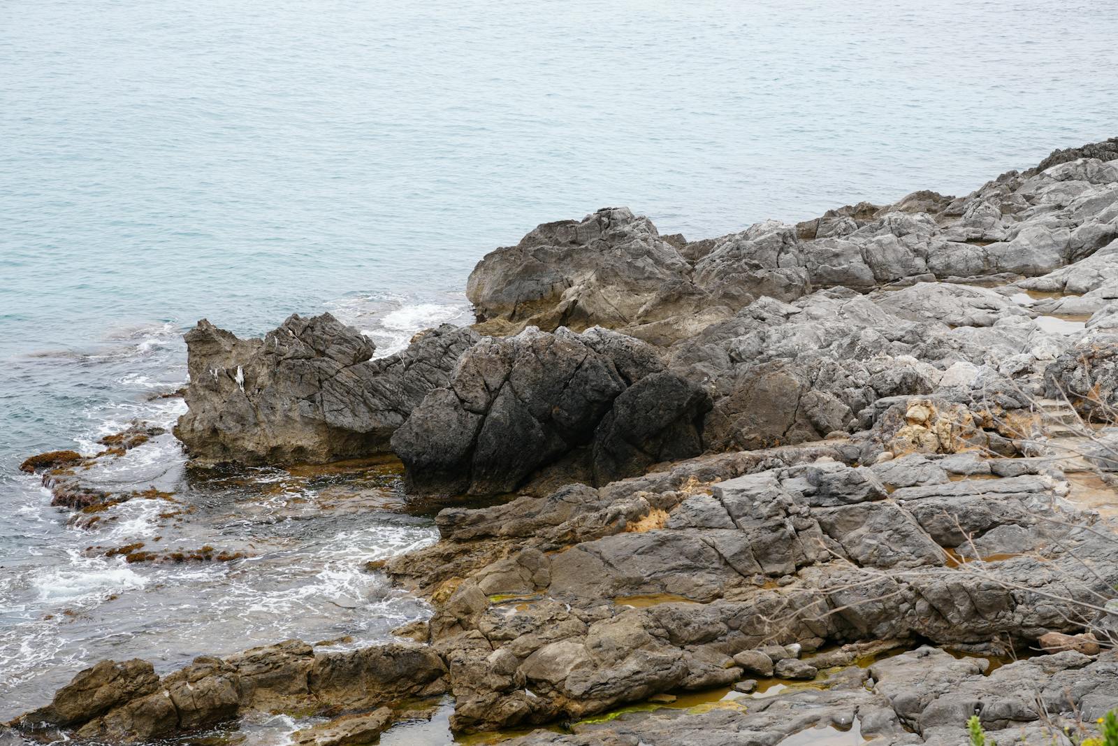 Falaises rouges du massif de l'Estérel surplombant la mer Méditerranée turquoise