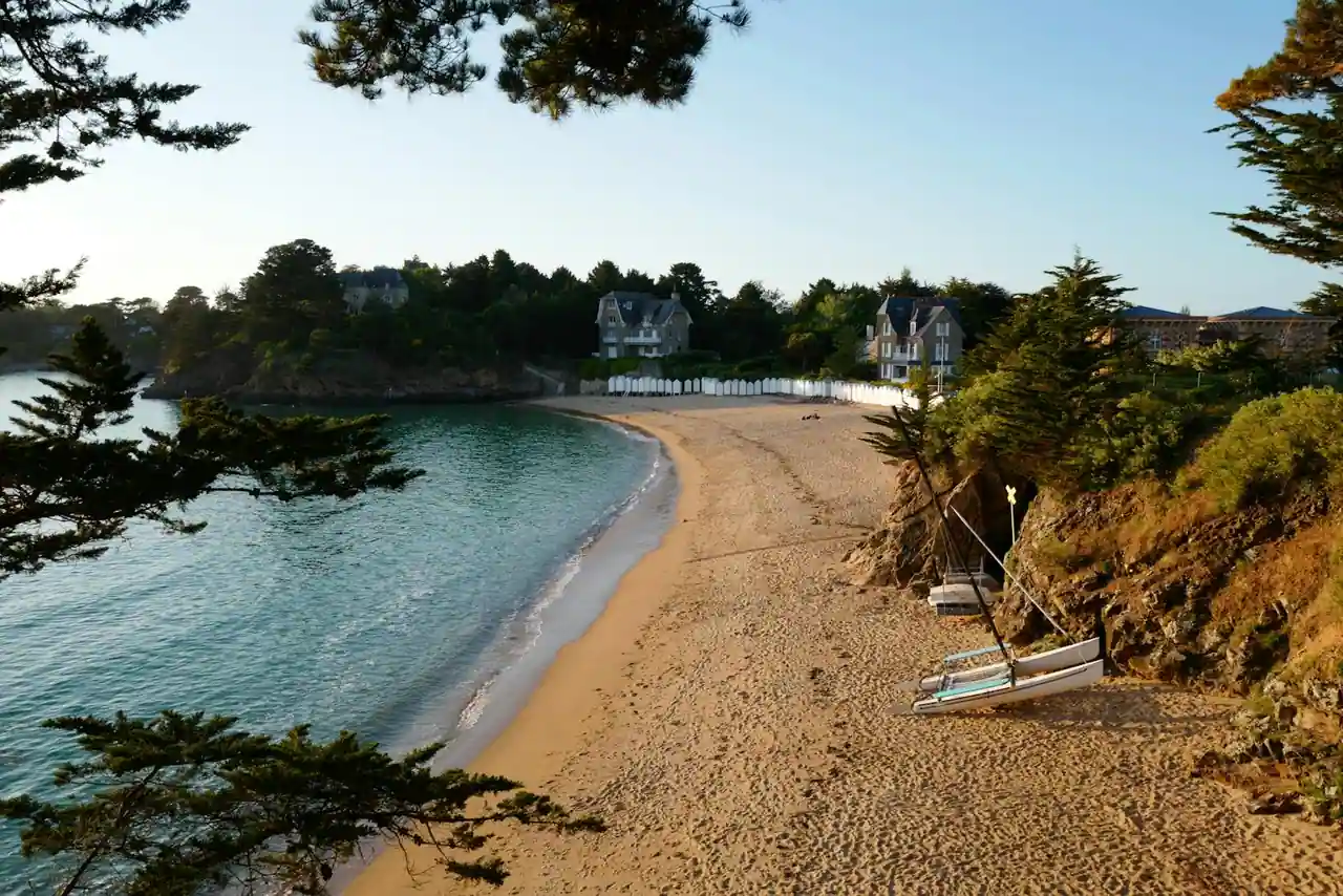 Piscine d'hôtel spa en bord de mer breton avec vue sur l'océan atlantique, ambiance cocooning en fin de journée.