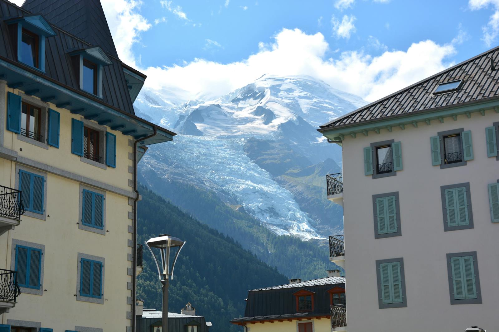 Hôtel alpin haut de gamme avec balcons en bois et vue sur le massif du Mont-Blanc enneigé