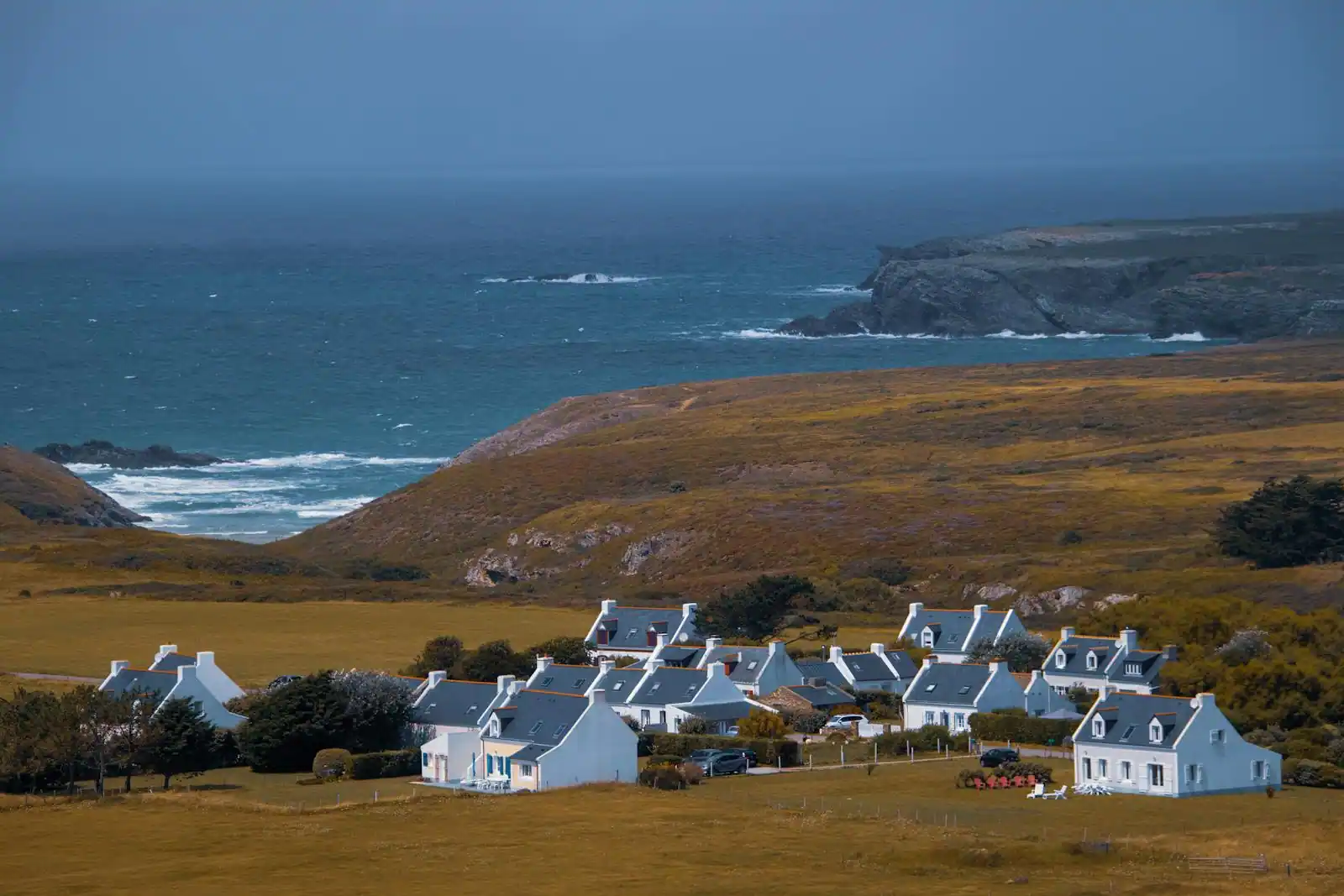 Côte sauvage de Belle-Île en mer en lumière rasante, aiguilles rocheuses et océan atlantique.