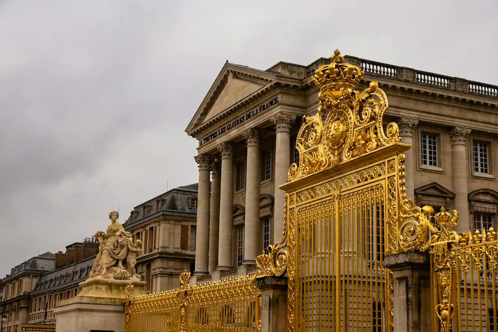 Façade du Château de Versailles en lumière dorée, vue du parterre, atmosphère calme.