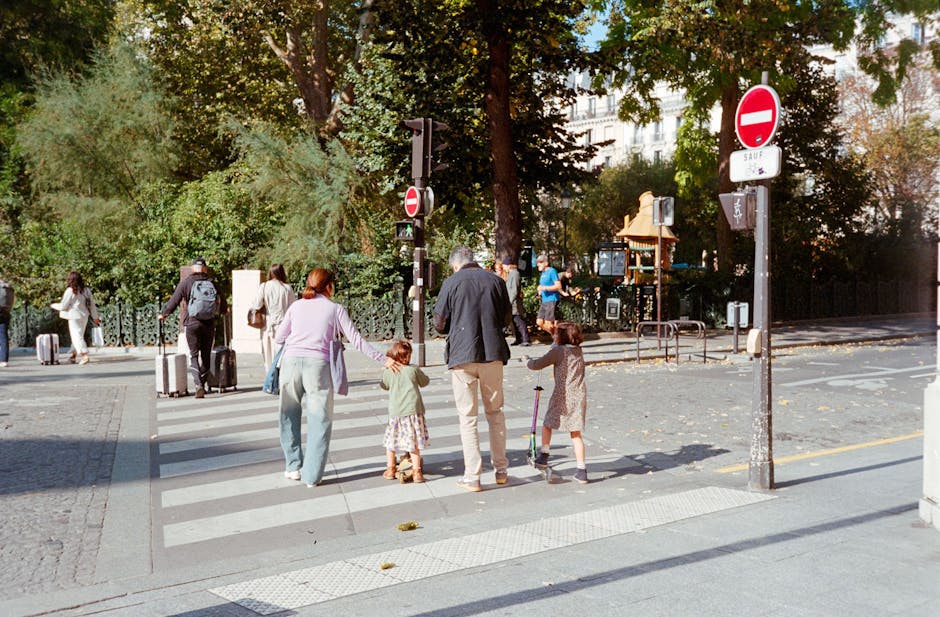 Famille se promenant dans Paris au soleil, sortie week-end en Île-de-France
