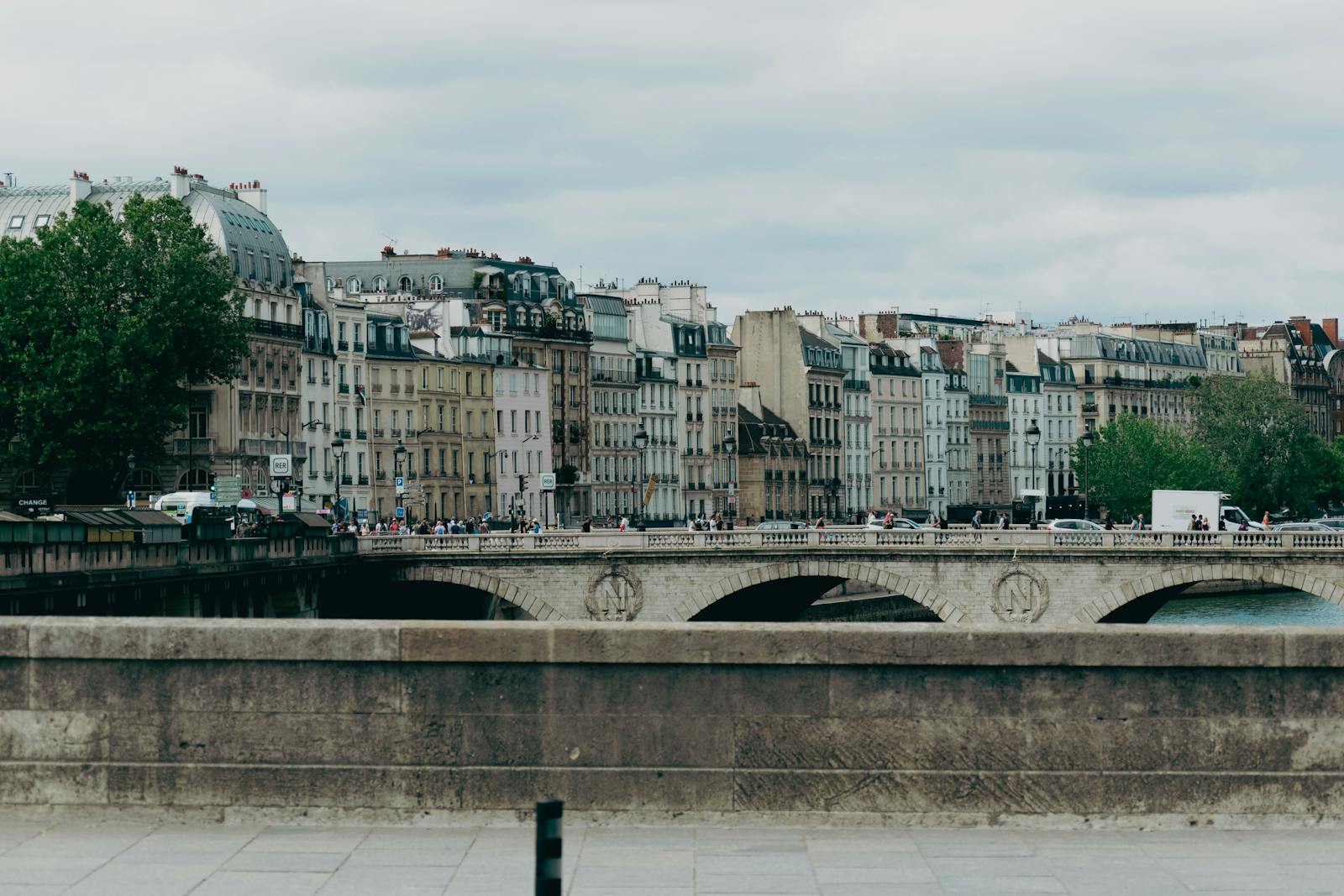 Quais de Seine à Paris au lever du jour, ponts et reflets sur l'eau, lumière dorée matinale