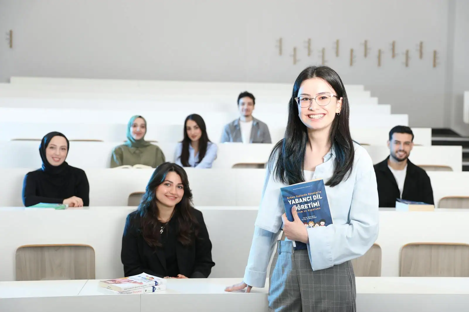 Salle de cours de langue avec étudiants internationaux et tableau
