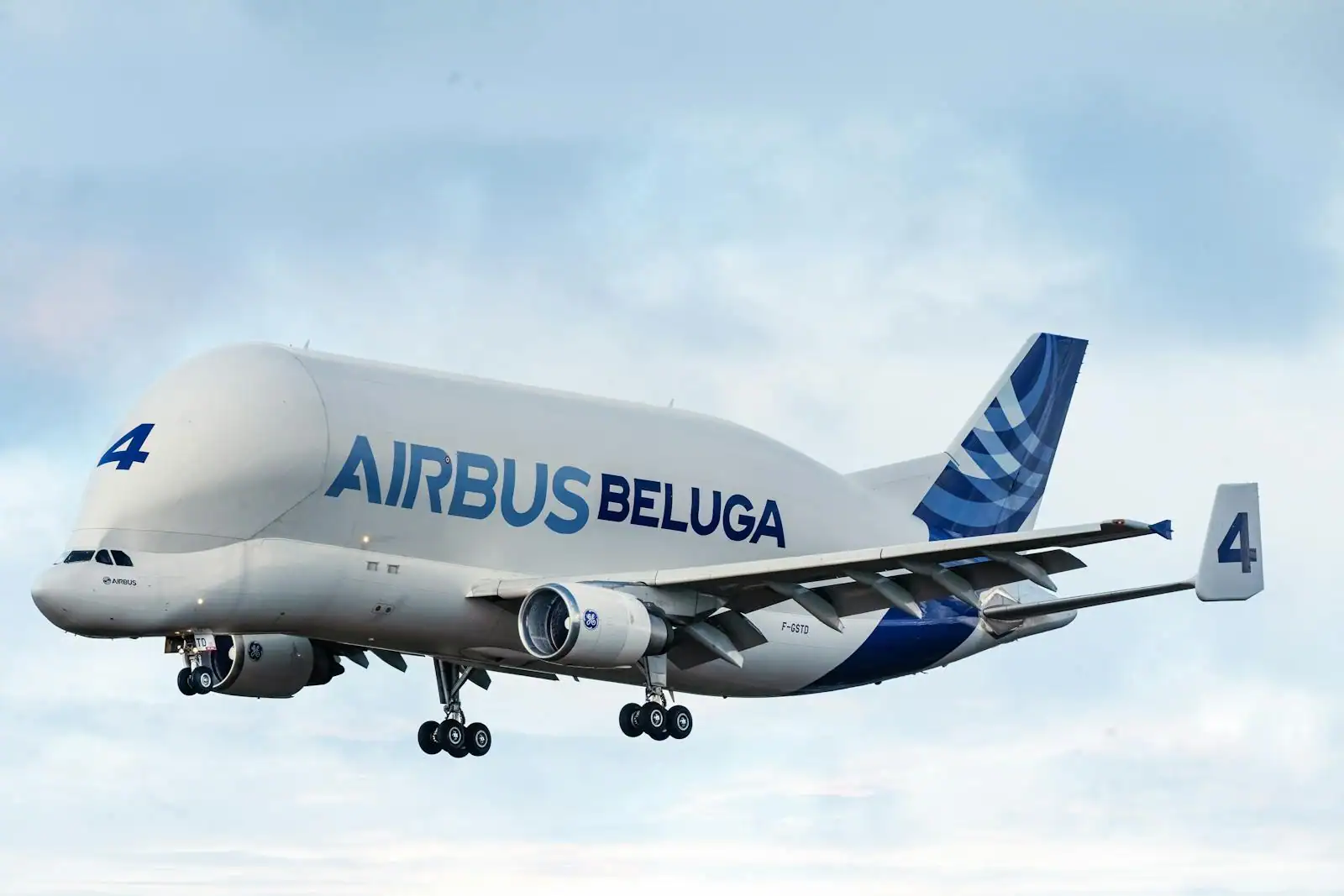 Avion cargo Airbus Beluga à la silhouette singulière en approche d'un aéroport européen sous ciel dégagé