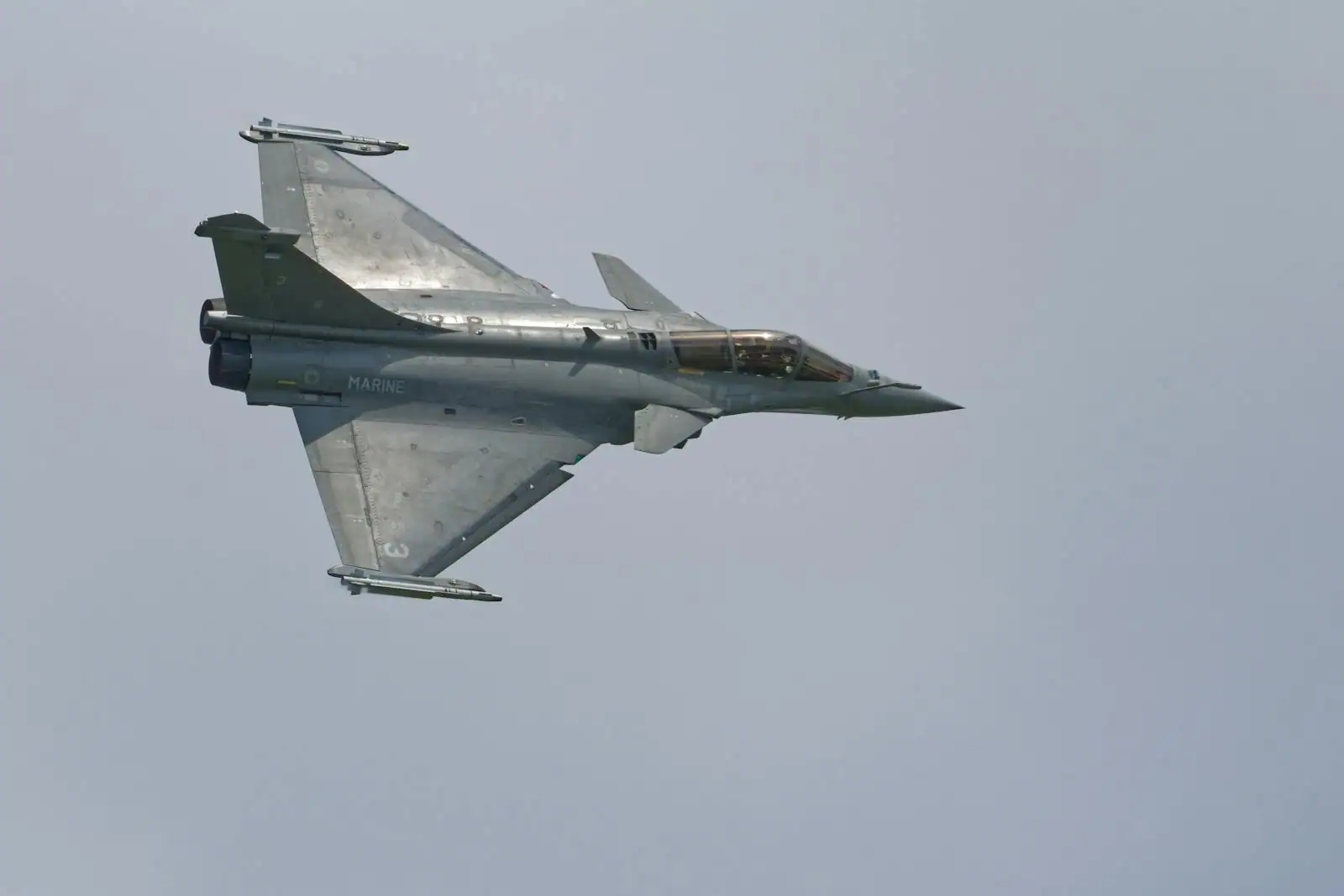 Avion de chasse français de type Rafale en vol, train rentré, dans un ciel dégagé