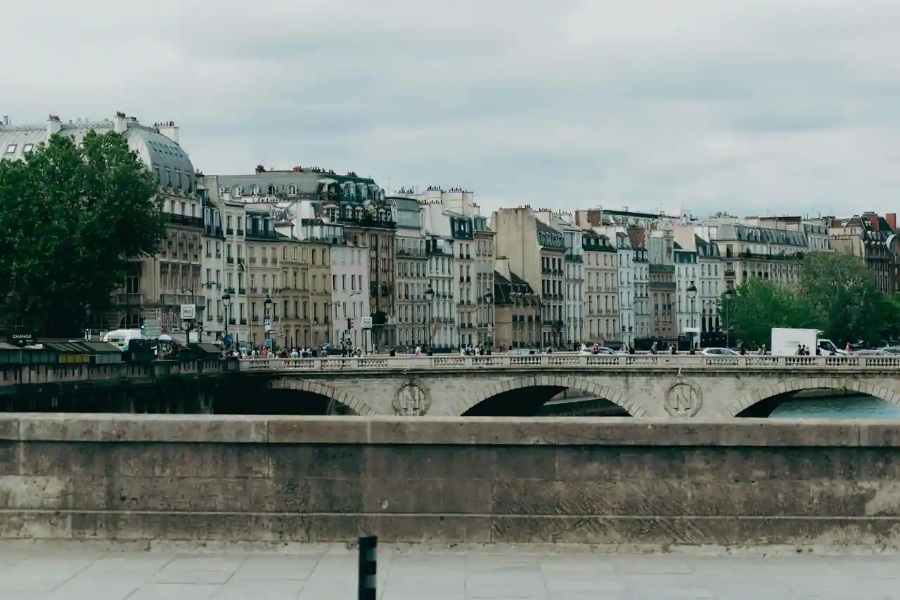 Quais de Seine à Paris au lever du jour, ponts emblématiques et reflets sur l'eau