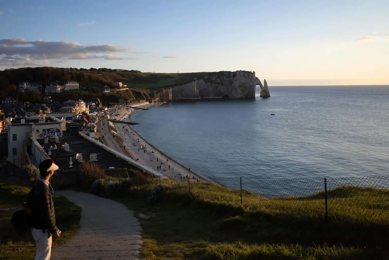 Falaises de la Côte d'Albâtre en Normandie au lever du jour, plage de galets et lumière douce