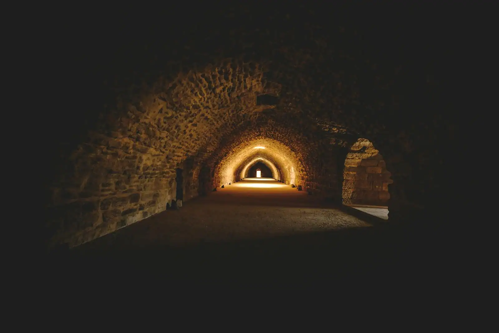 Château avec galeries troglodytes creusées dans la falaise calcaire de tuffeau