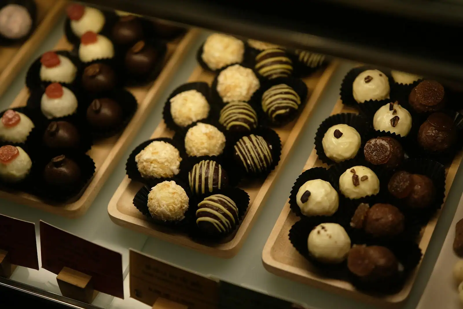 Chocolats artisanaux disposés sur un plateau dans une chocolaterie de tradition bayonnaise