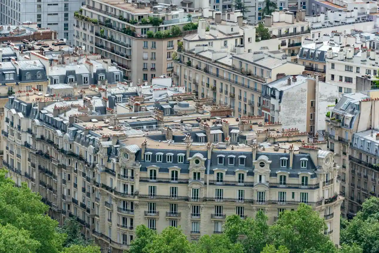Toits de Paris au coucher du soleil avec la Seine et les façades haussmanniennes