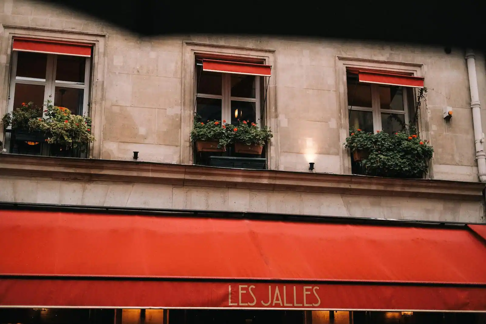 Façade d'une brasserie traditionnelle parisienne avec vitrine d'épicerie fine