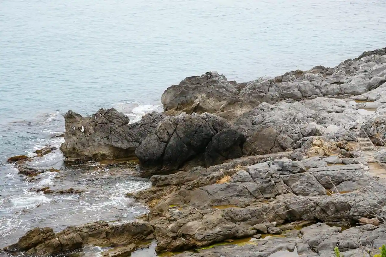 Corniche de l'Estérel surplombant la mer Méditerranée, falaises rouges et eau turquoise