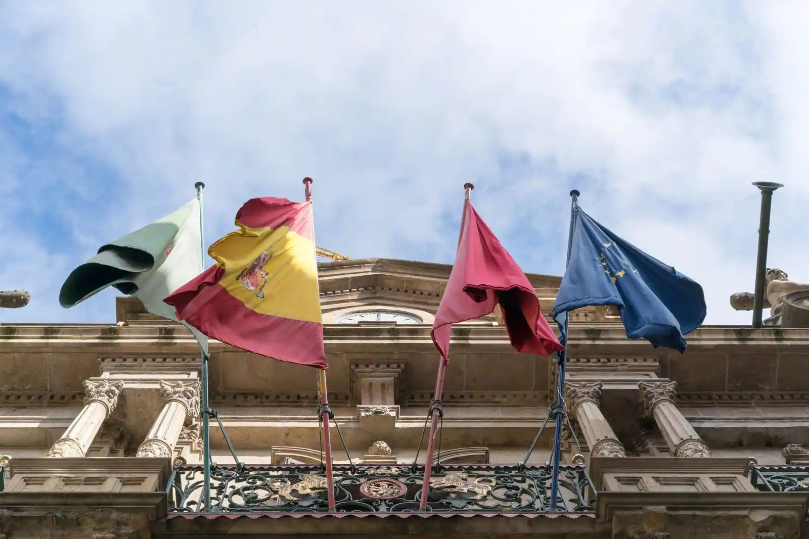Rangée de drapeaux des pays européens flottant devant un bâtiment institutionnel