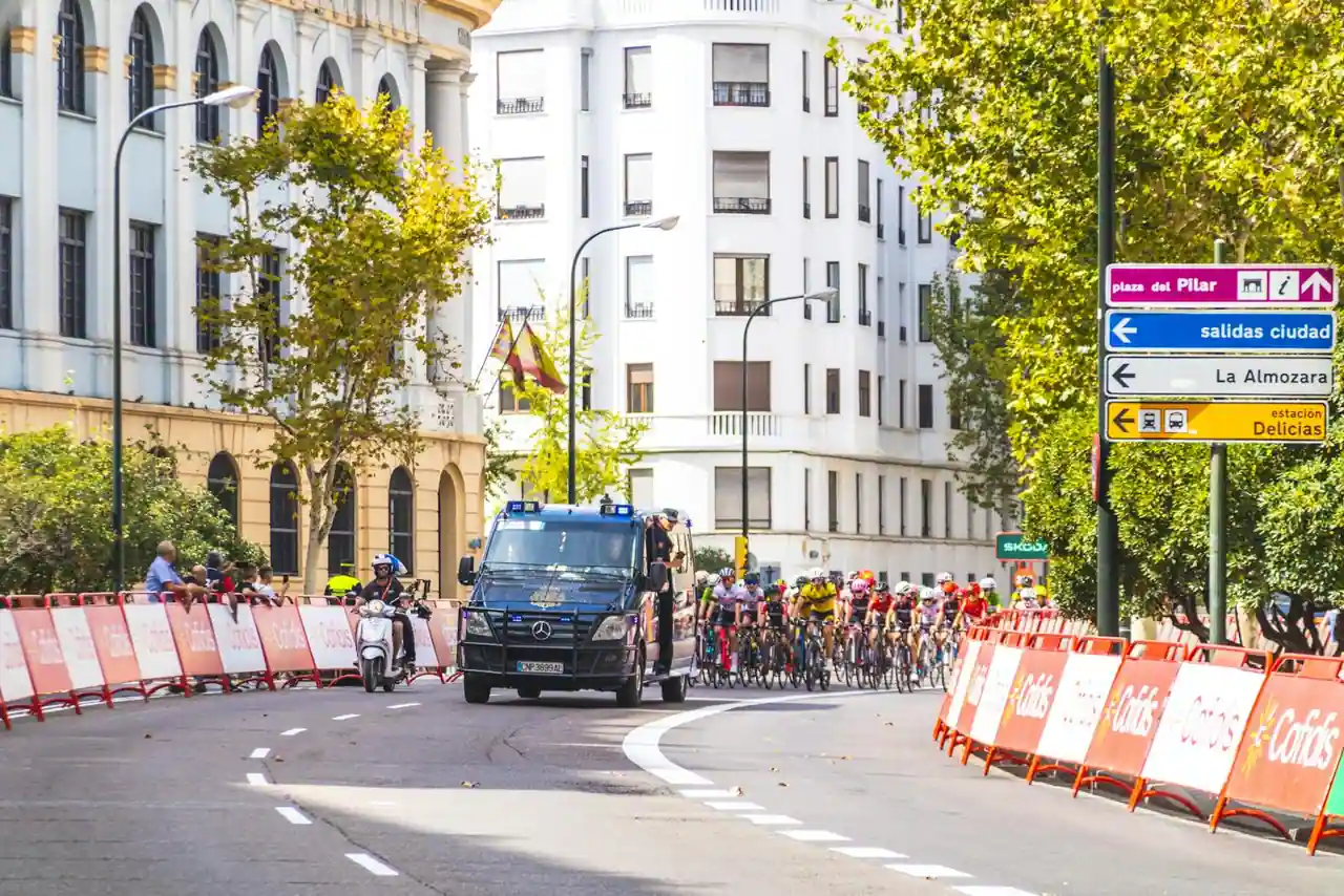 Téléspectateur regardant une retransmission sportive de France Télévisions sur un écran connecté