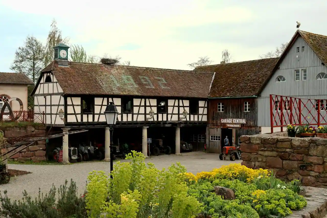 Village alsacien aux maisons à colombages fleuries le long de la Route des Vins au printemps