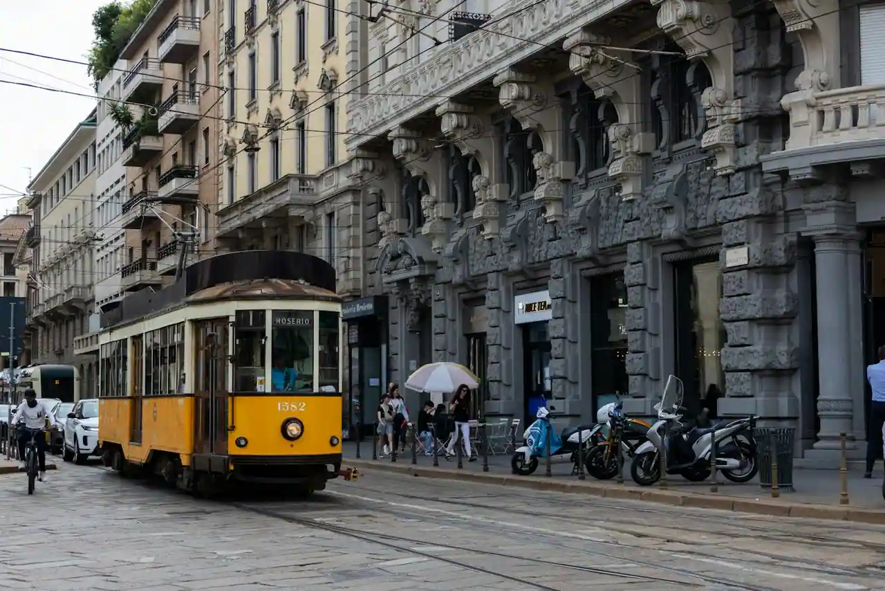 Façades colorées et tramway dans une rue résidentielle de Milan à la lumière douce du matin