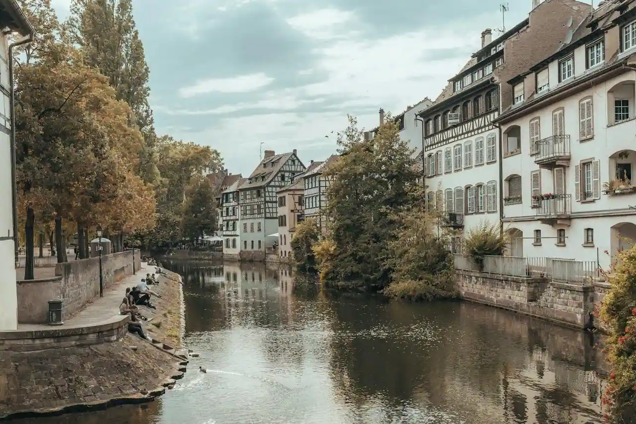 Stand de brocante alsacienne au quai des Bateliers à Strasbourg, terre vernissée et mobilier ancien