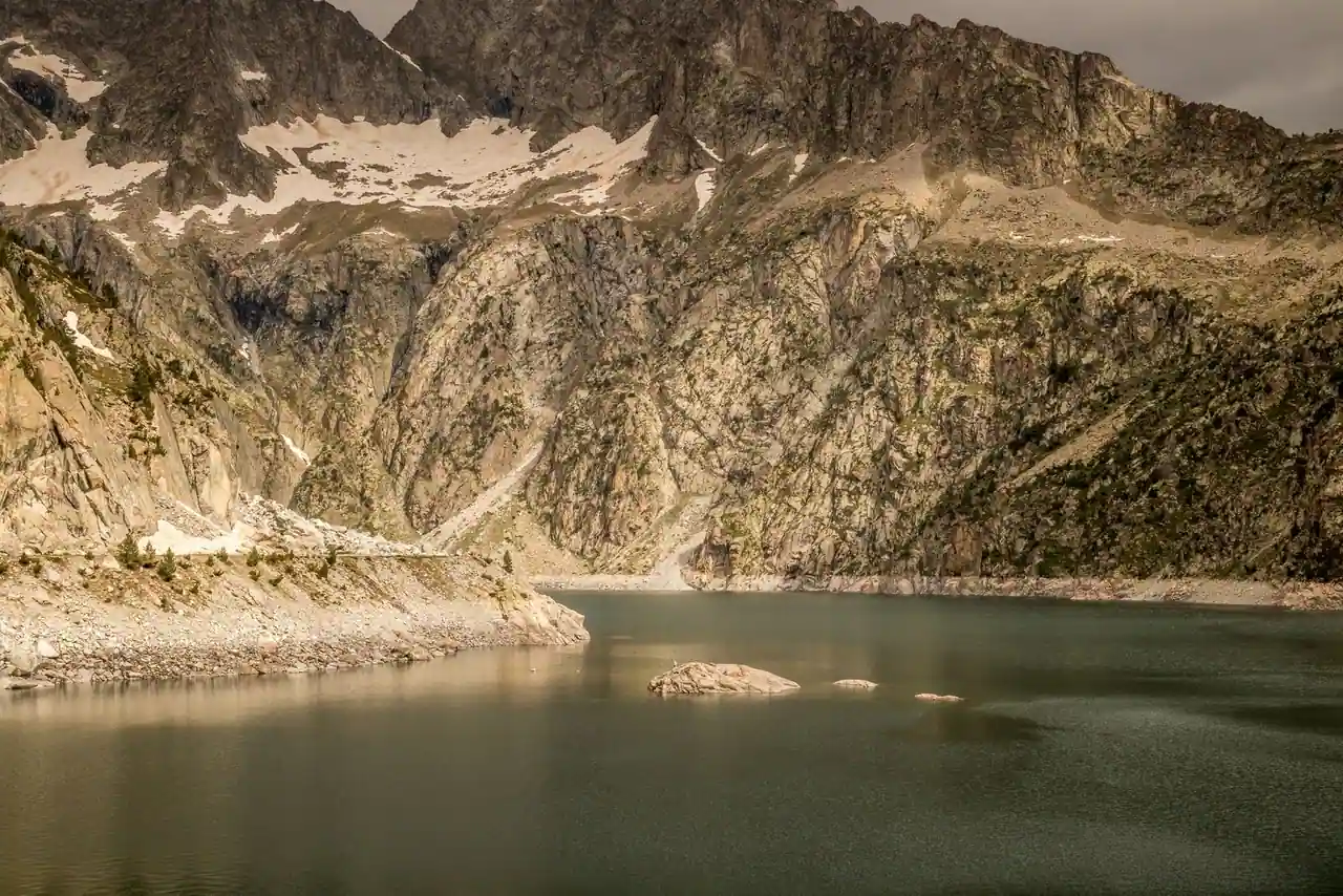 Paysage d'Occitanie au coucher du soleil, contreforts pyrénéens et plaine languedocienne, lumière chaude