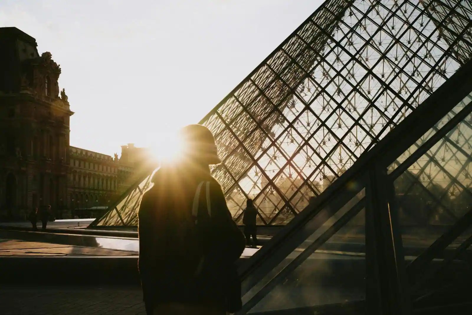 Centre historique d'une ville française au coucher du soleil, pierre claire et quais aménagés