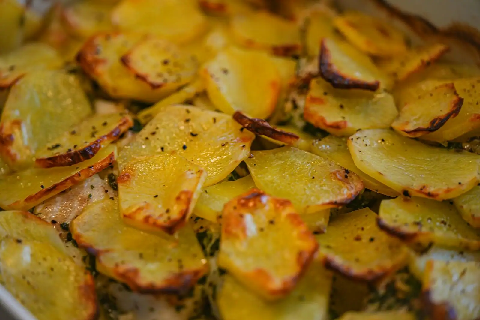 Gratin dauphinois doré dans un plat à four, couches fines de pommes de terre