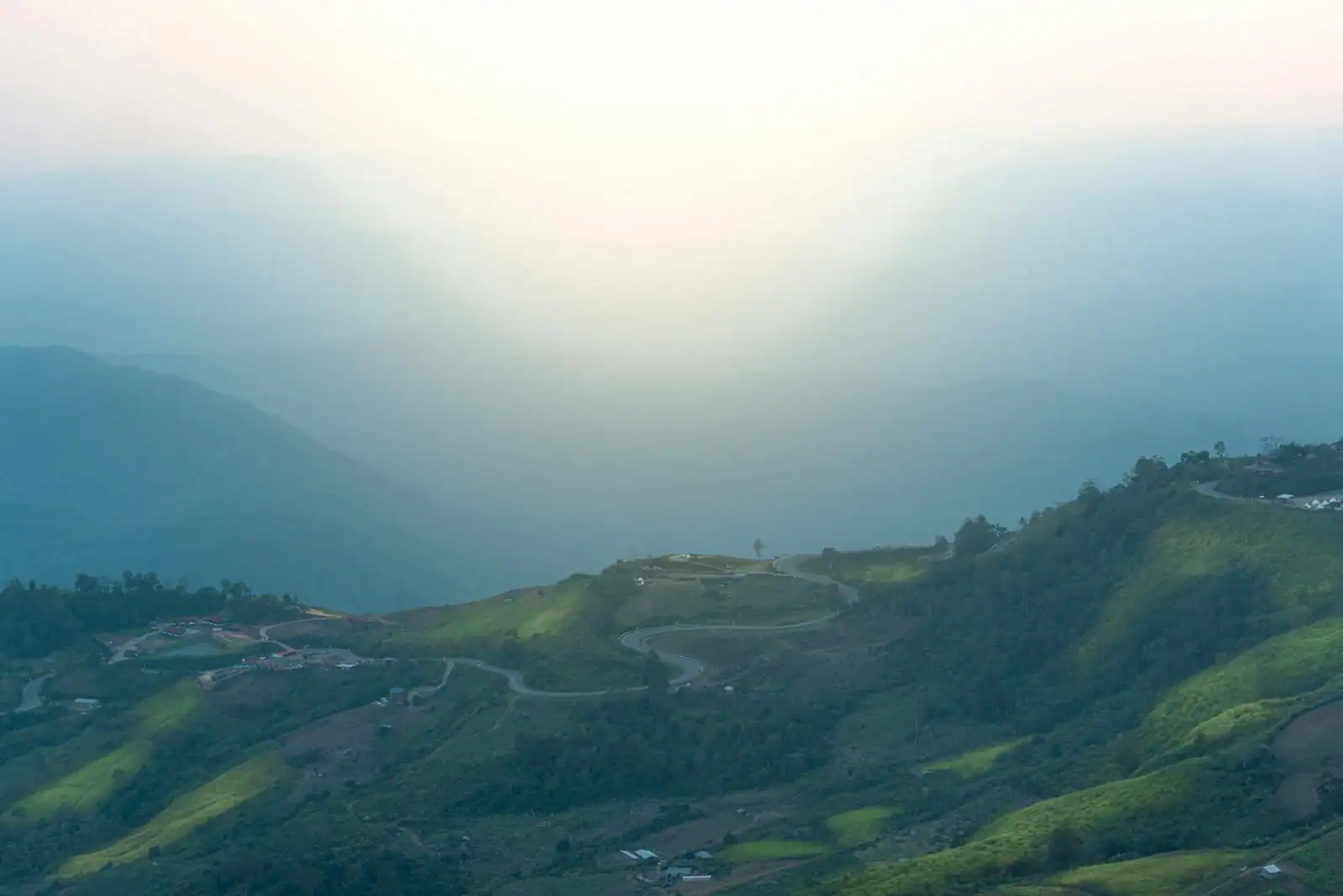 Route de montagne sinueuse traversant la jungle dans le nord de la Thaïlande