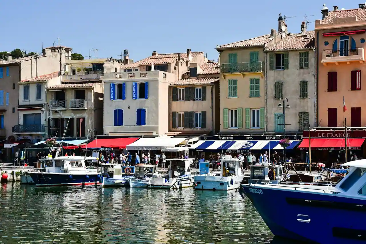 TGV inOui en gare le long du littoral méditerranéen avant l'arrivée à Nice
