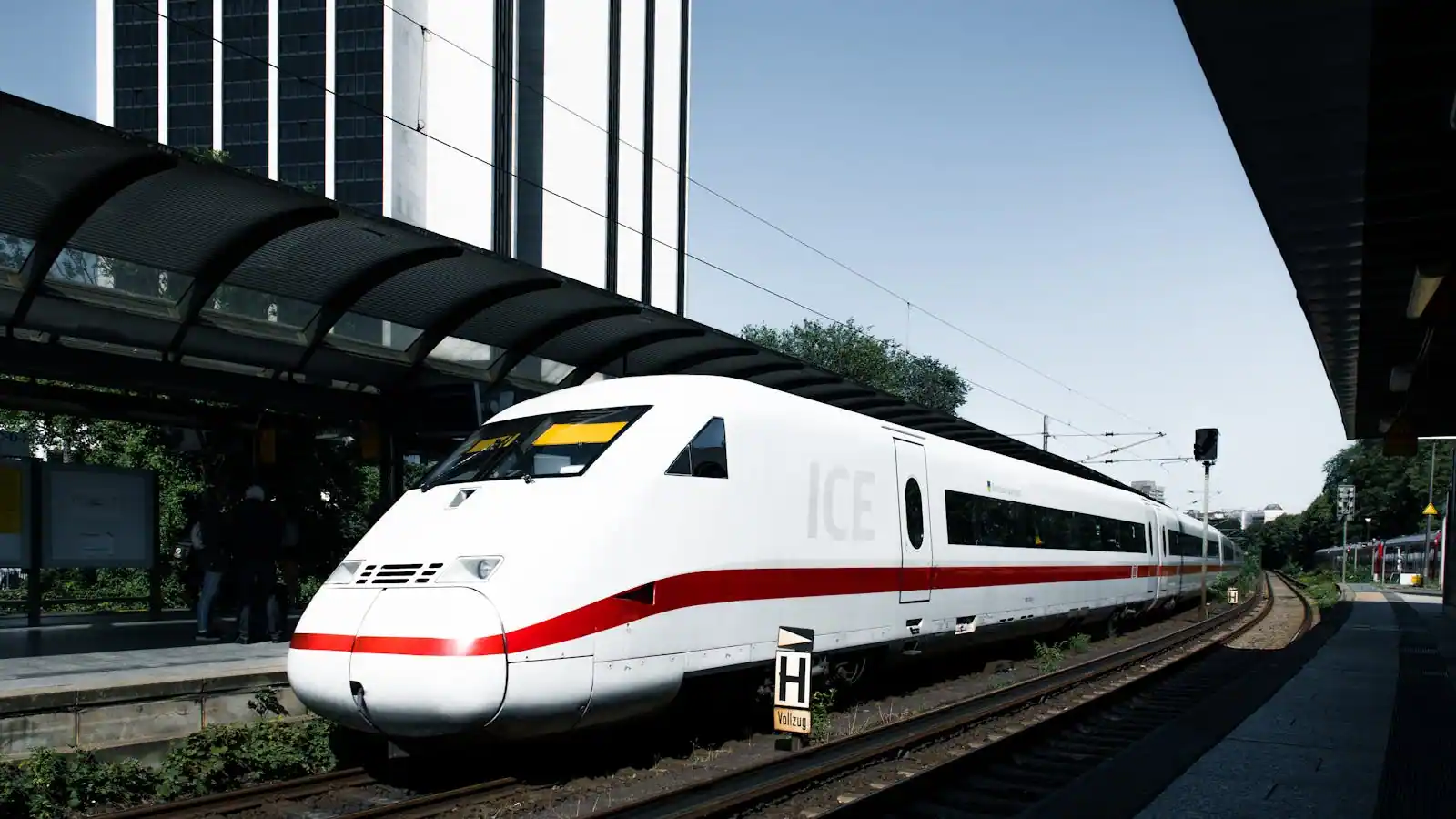 Rame de train à grande vitesse SNCF le long d'un quai de gare française sous une verrière lumineuse