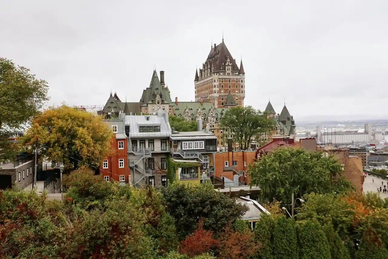 Vue du Vieux-Québec et du fleuve Saint-Laurent, destination de voyage en famille au Québec