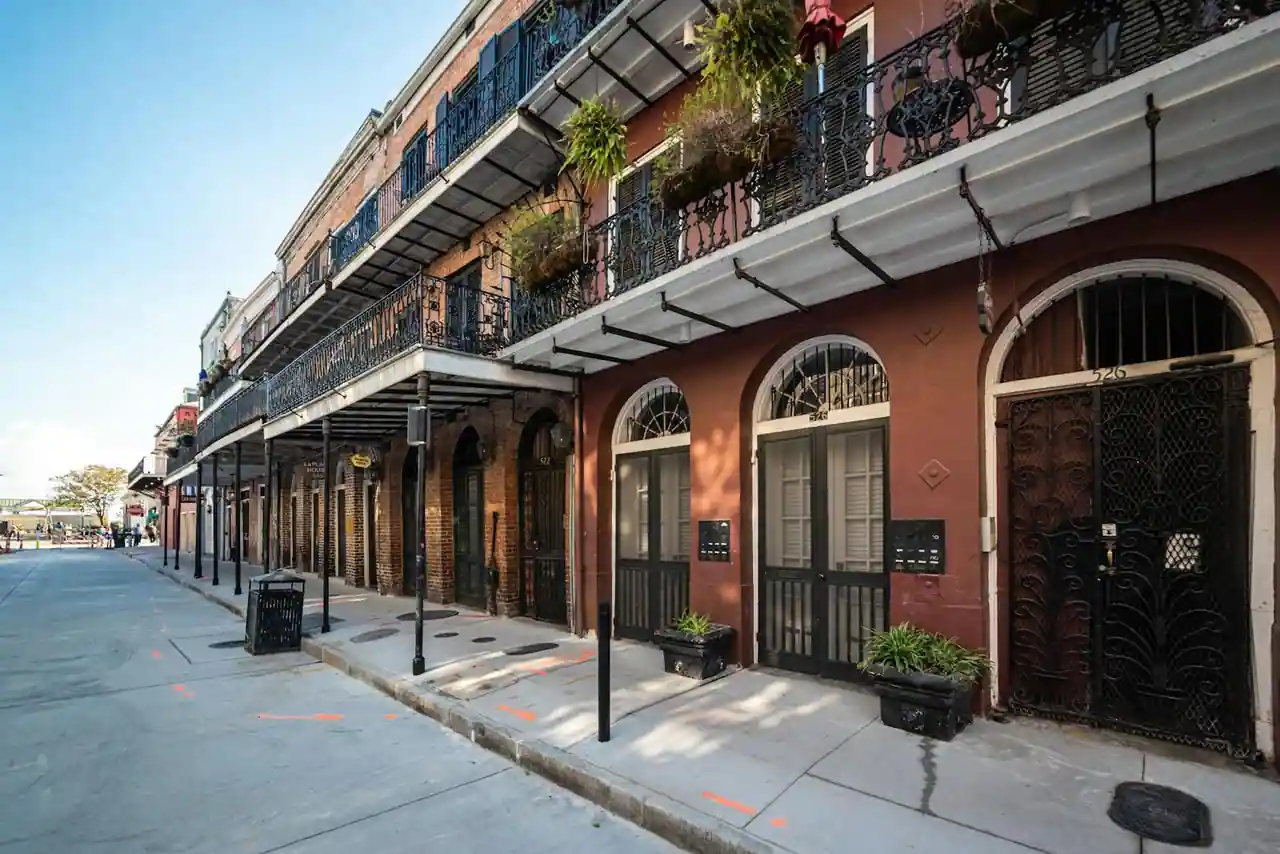 Façade traditionnelle avec balcons de fer forgé dans le French Quarter de La Nouvelle-Orléans