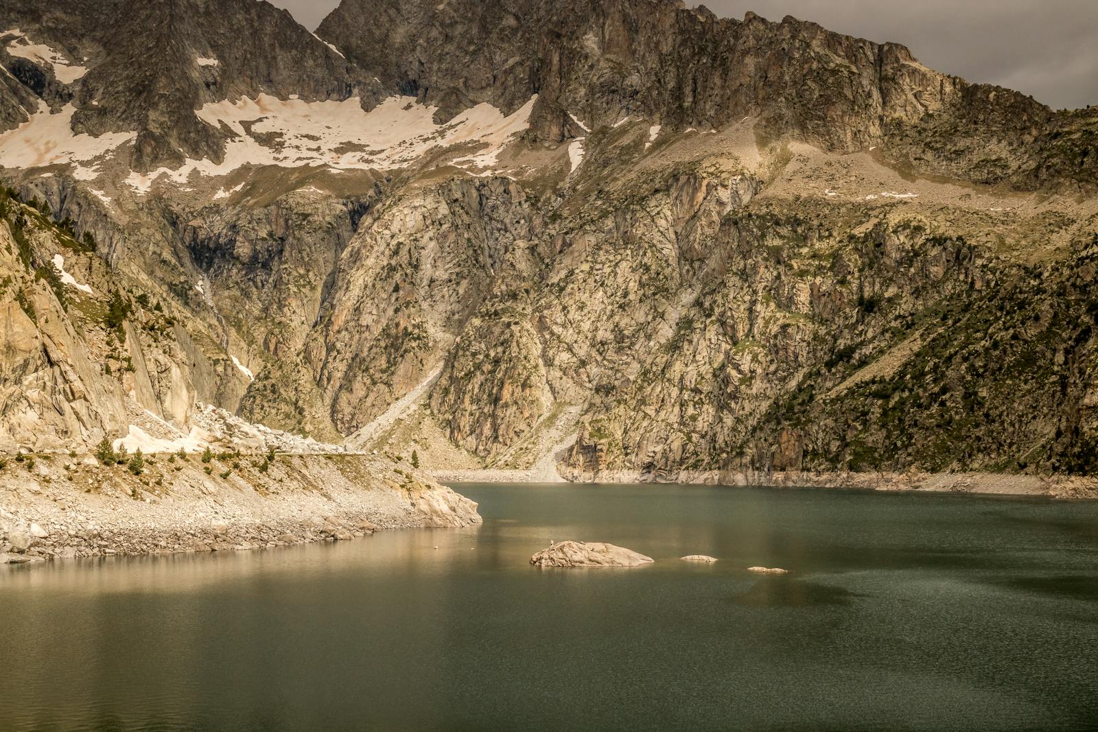 Paysage d'Occitanie au coucher du soleil, contreforts pyrénéens, plaine languedocienne et lumière chaude méditerranéenne