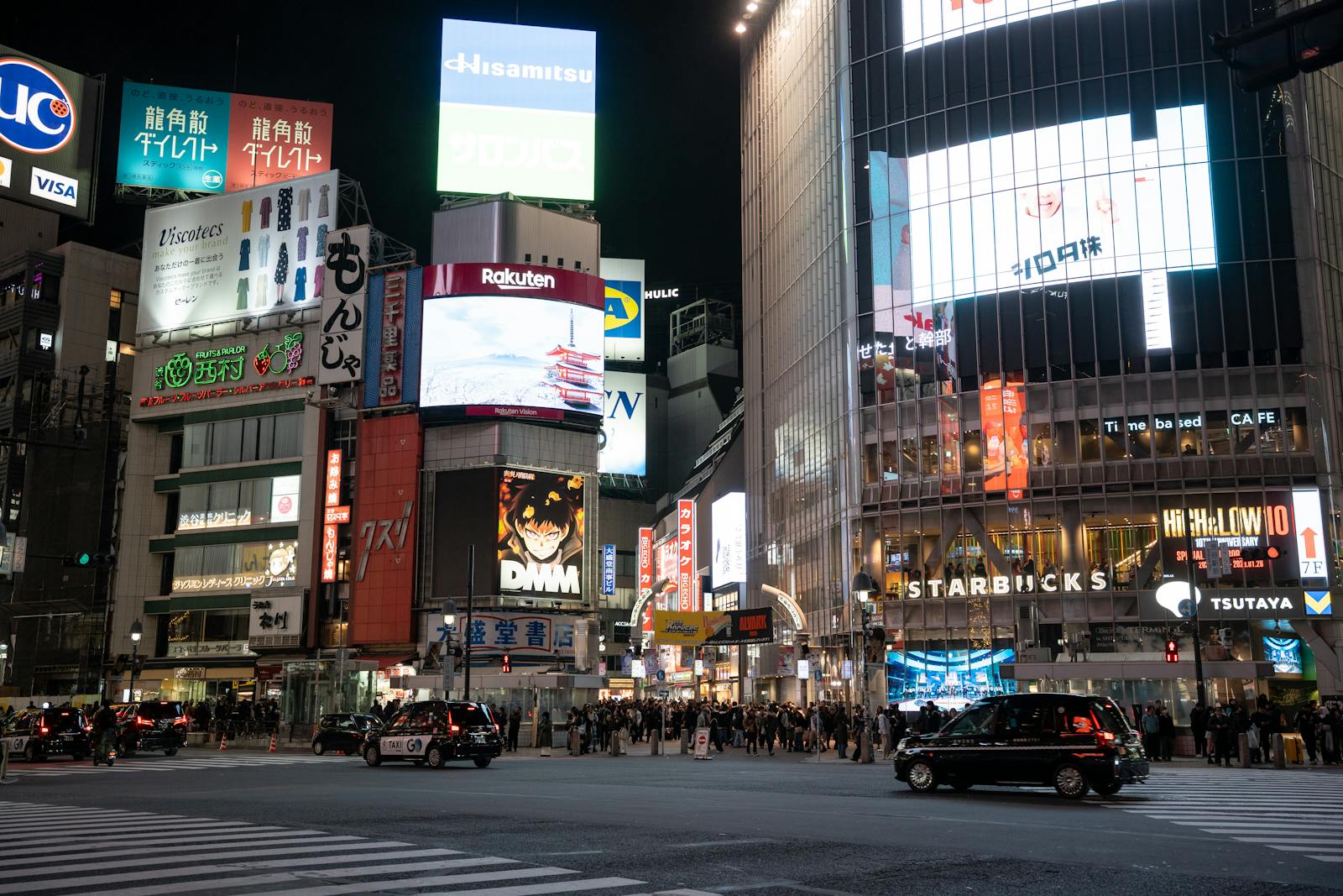 Rue de Shibuya à Tokyo de nuit, façades urbaines avec enseignes lumineuses, ambiance Dogenzaka