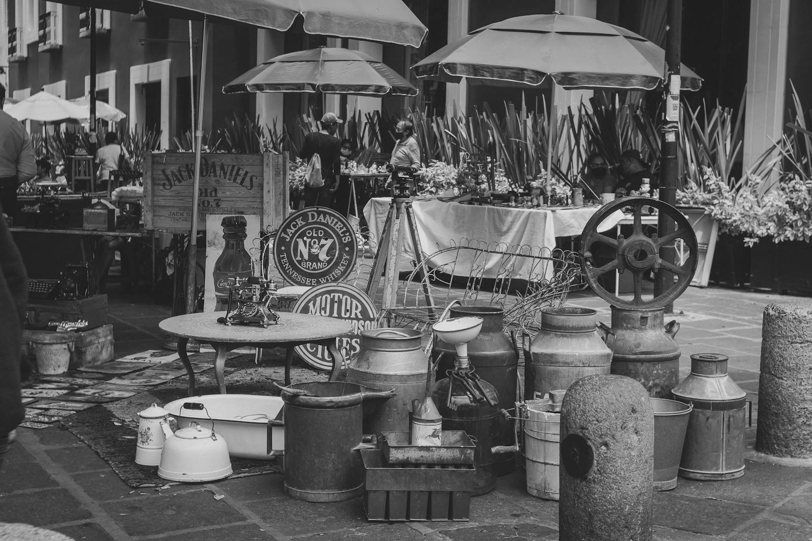 Stand de brocante avec mobilier ancien et objets vintage en plein air, ambiance Alsace