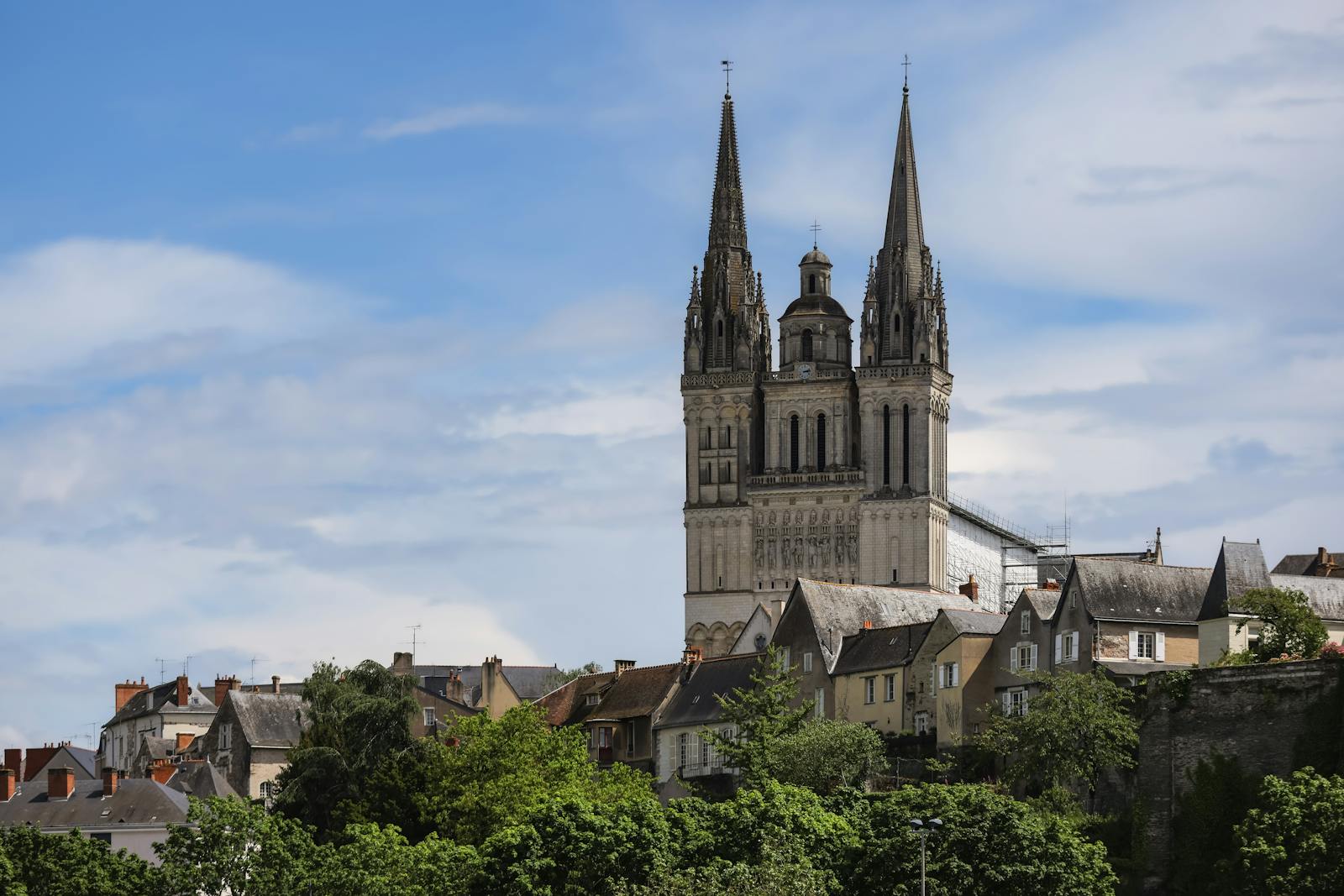 Château d'Angers en ardoise et schiste vu depuis la rive droite, fleuve Maine au premier plan