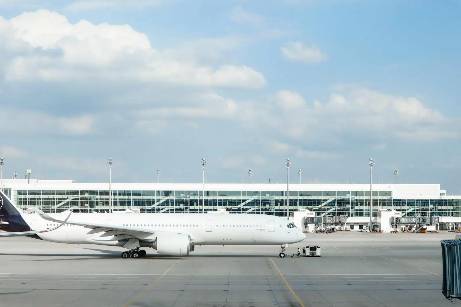Avion de ligne commercial stationné sur le tarmac d'un aéroport