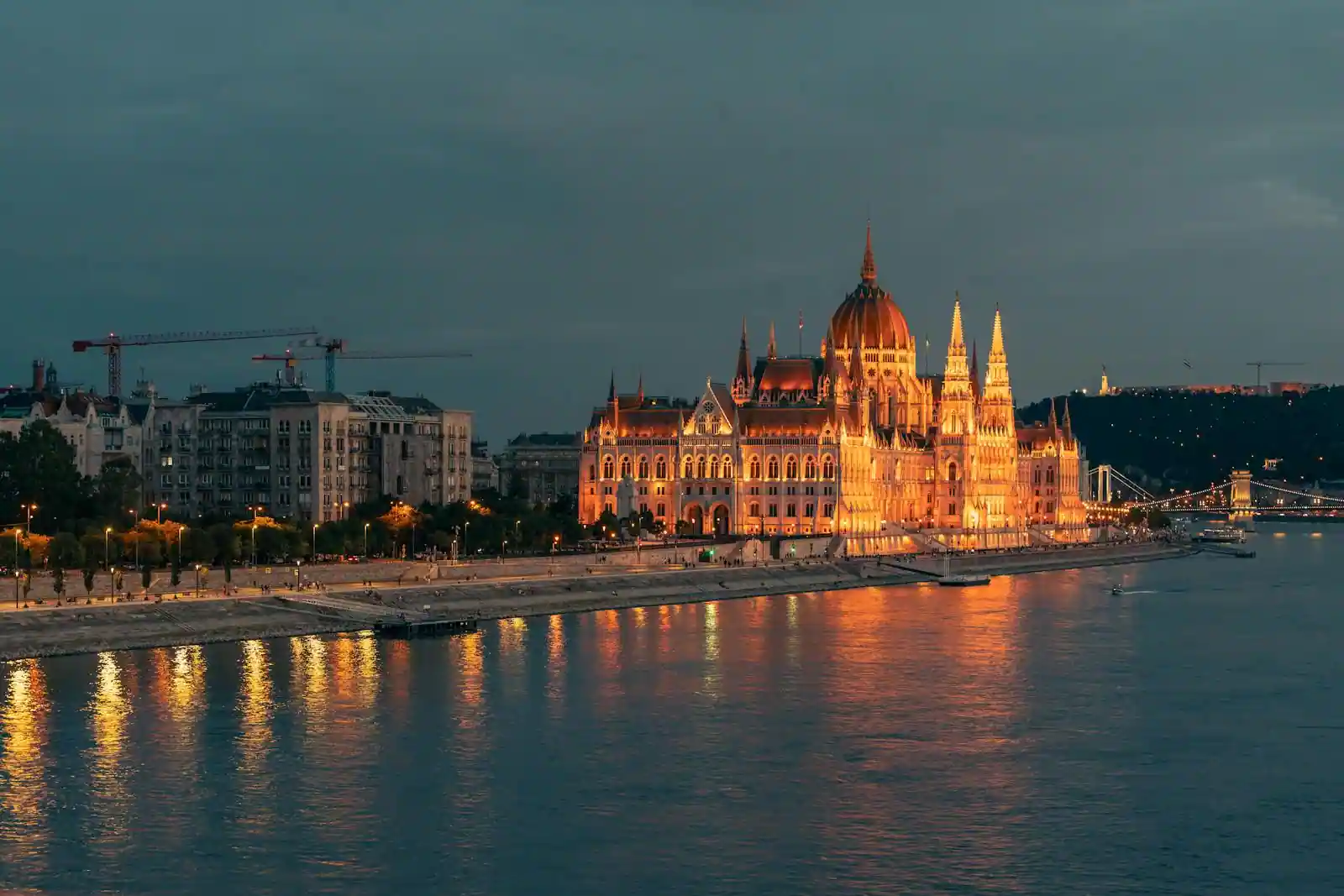 Le Parlement de Budapest au bord du Danube vu depuis la rive de Buda