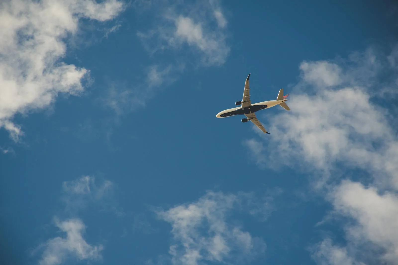 Avion de ligne en vol dans un ciel dégagé au-dessus des nuages