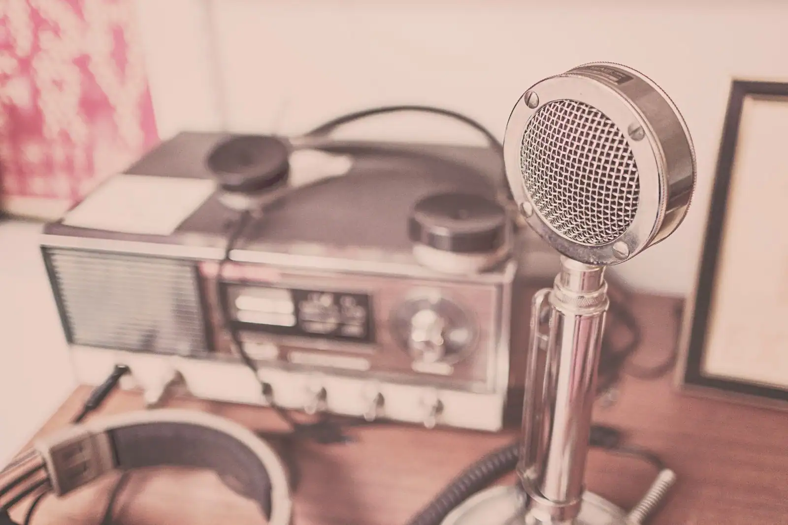 Poste de radio vintage et micro ancien posés sur un bureau en bois