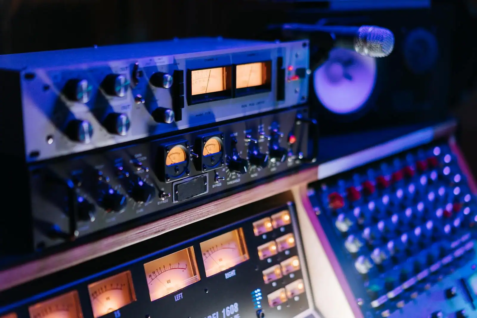 Microphone de studio et console de mixage dans un studio de radio