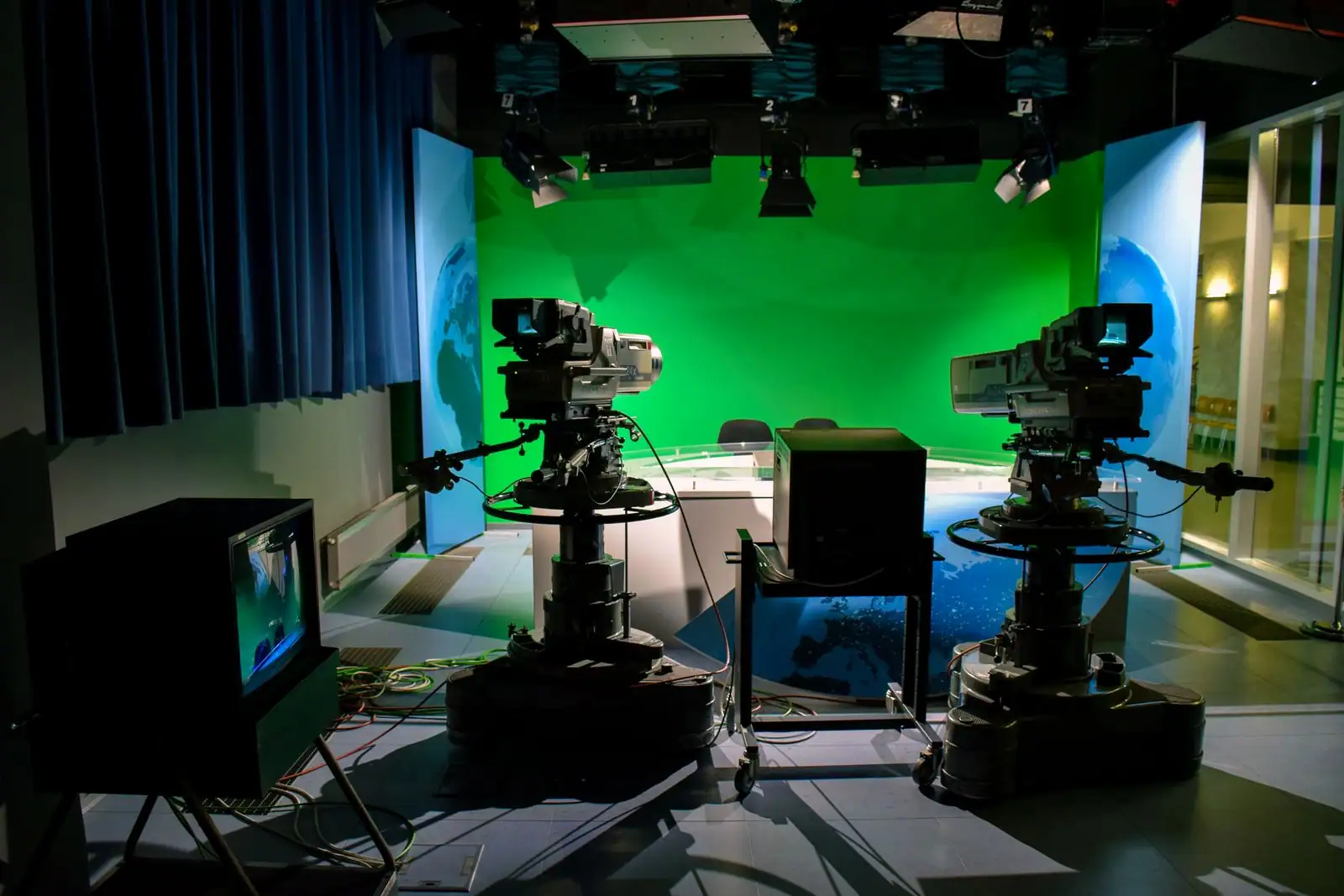 Plateau de télévision avec caméras et éclairages de studio