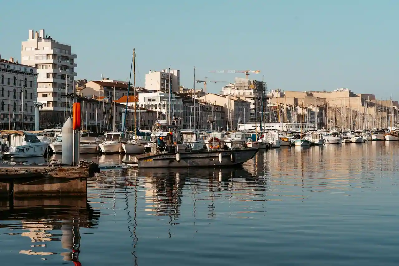 Vue du Vieux-Port de Marseille avec ses bateaux et ses façades, quartier central pour se loger.