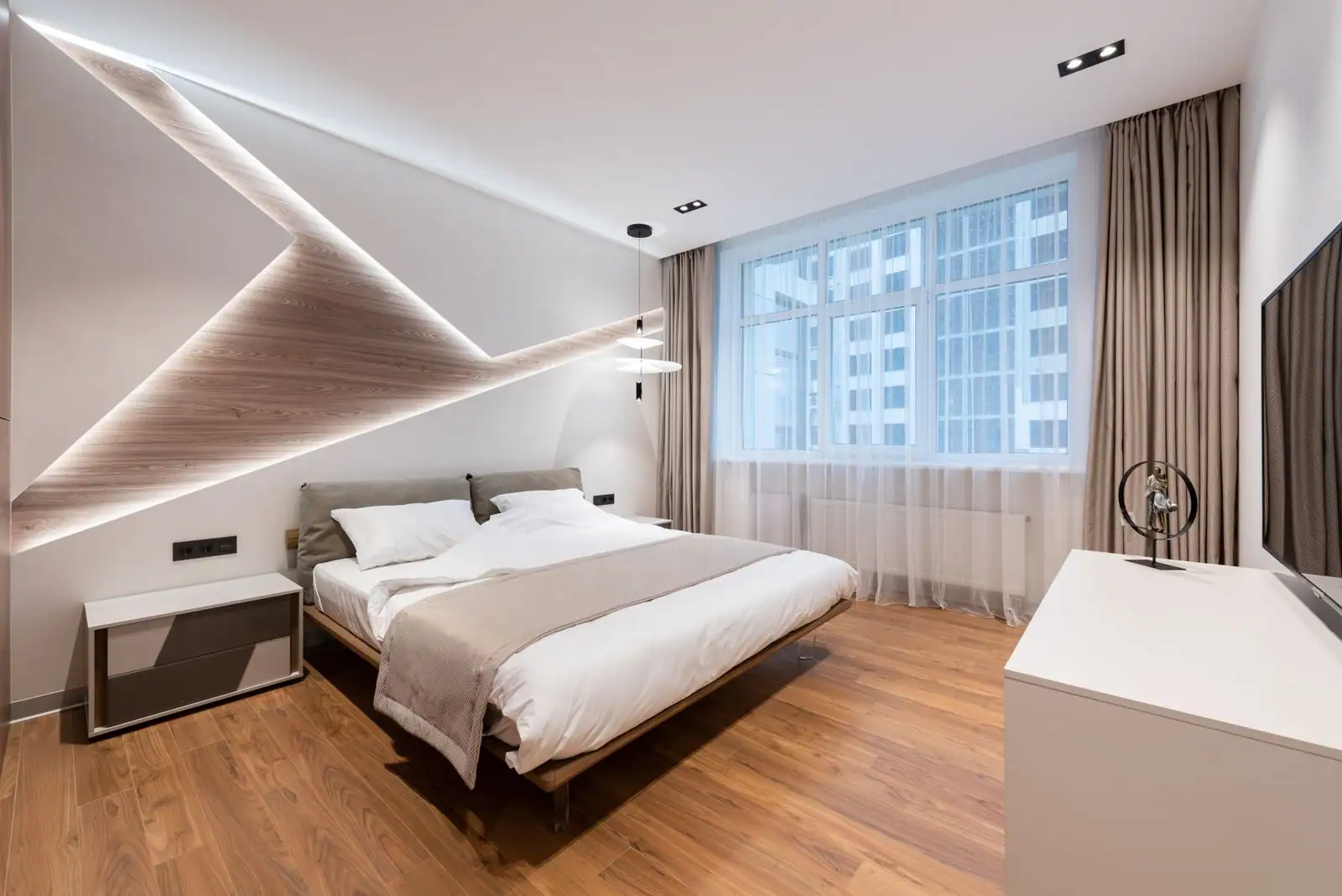 Chambre d'hôtel moderne et claire avec un lit double près d'une fenêtre