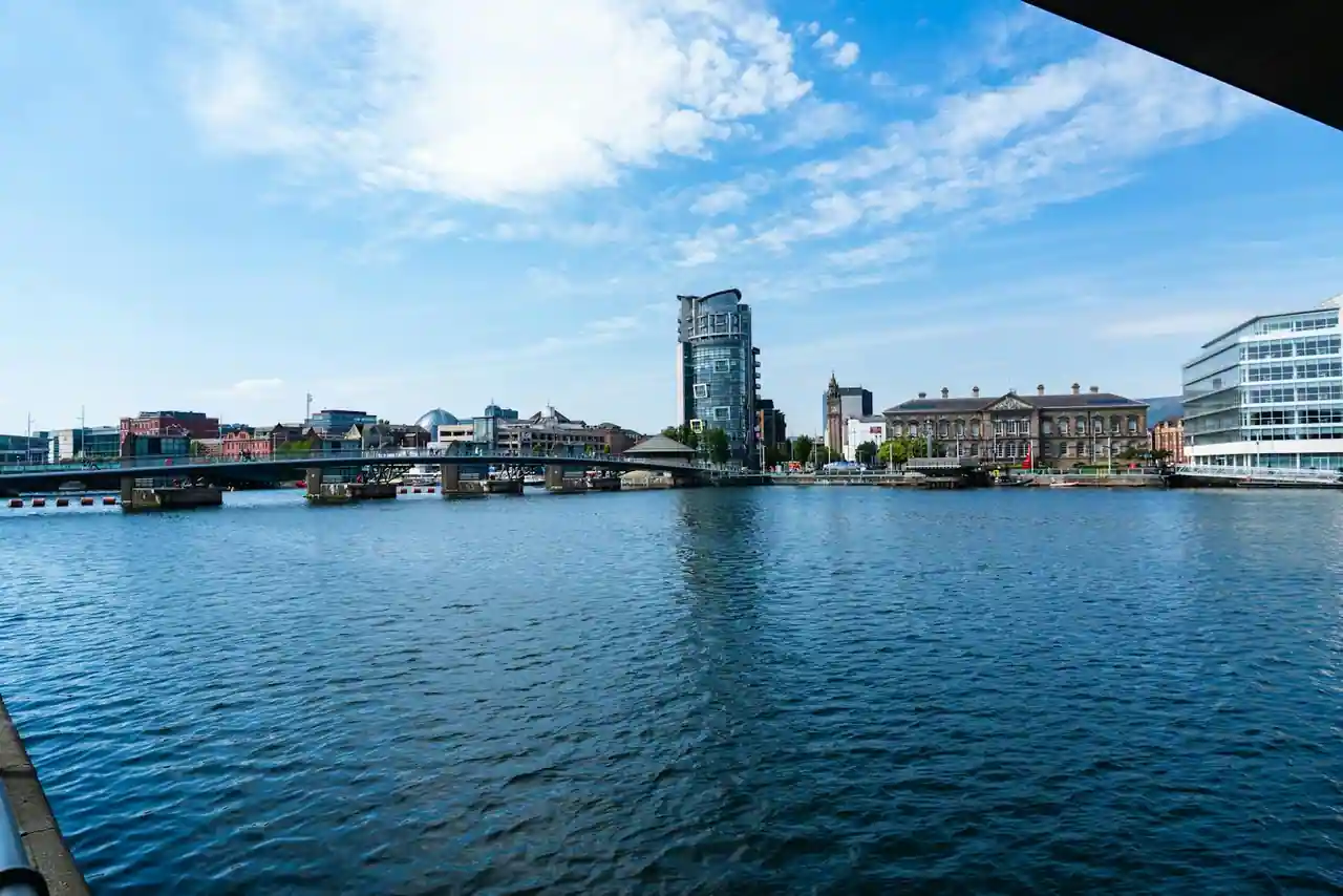 Vue du front de mer de Belfast avec ses immeubles et son port au coucher du soleil