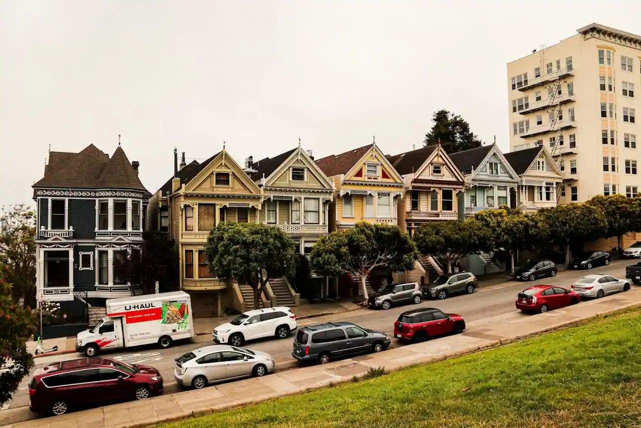 Vue panoramique des collines et des maisons de San Francisco sous un ciel clair