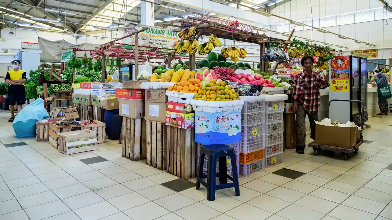 Rayon de fruits et légumes frais aux couleurs vives, comme dans une halle de marché