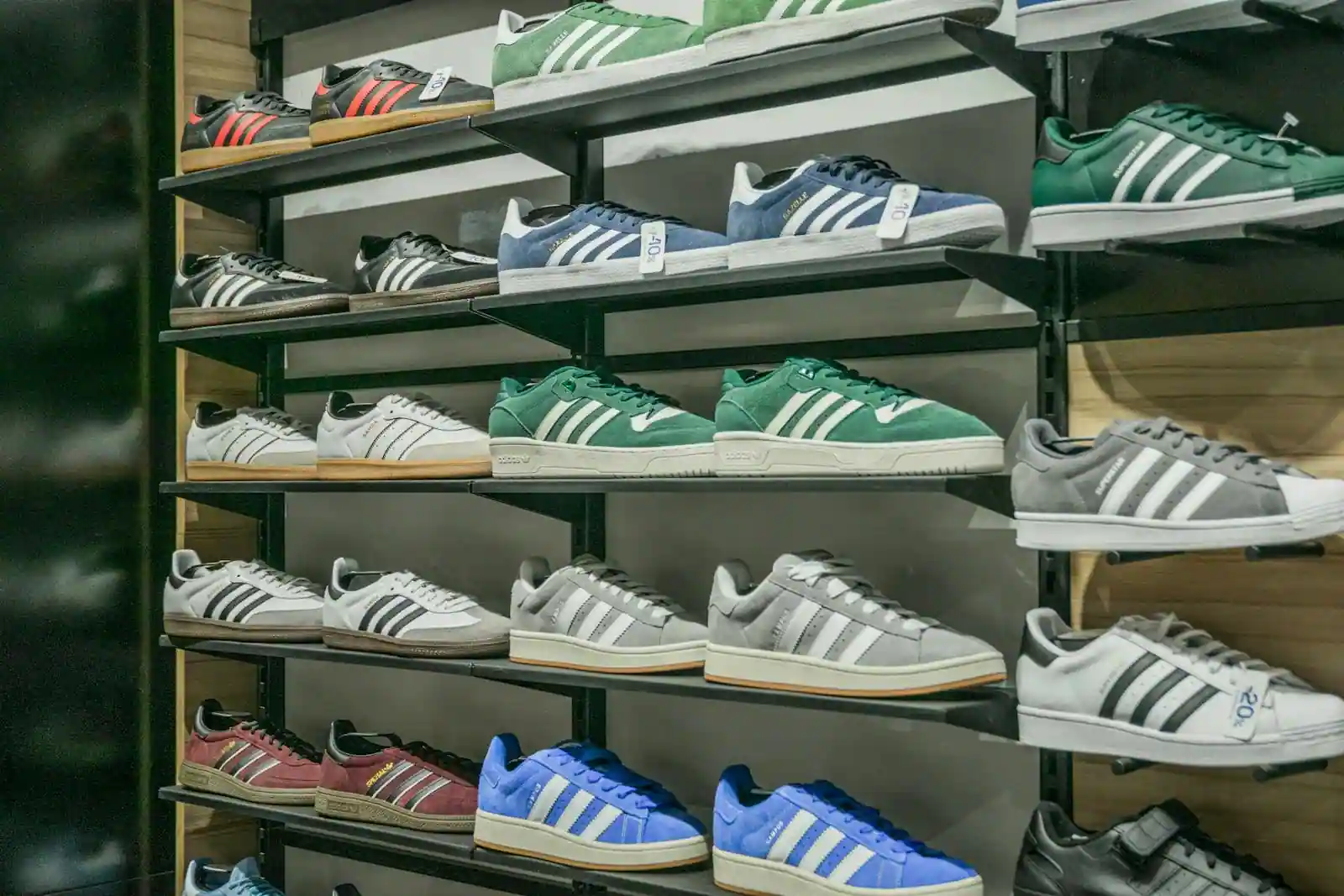 Rayon de chaussures de sport et de textile technique dans un magasin d'articles de sport