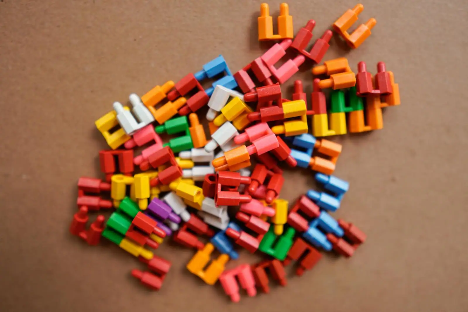 Pièces de jeu de construction en plastique multicolores en tas