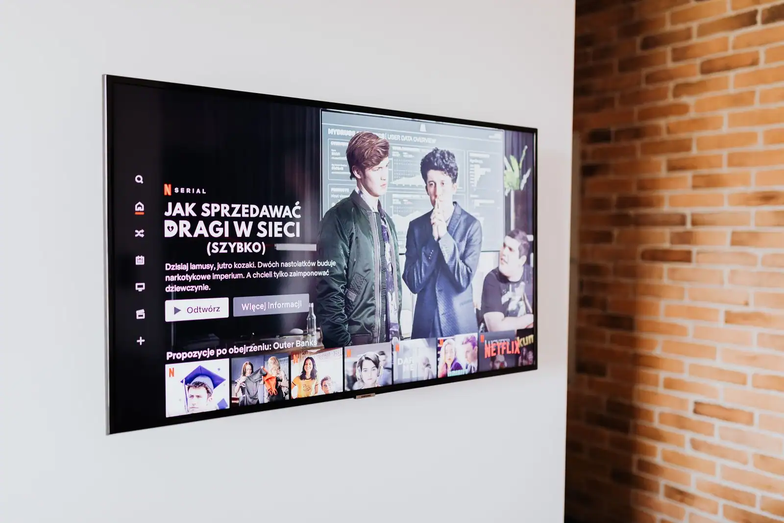 Téléviseur à écran plat fixé au mur affichant une plateforme de streaming